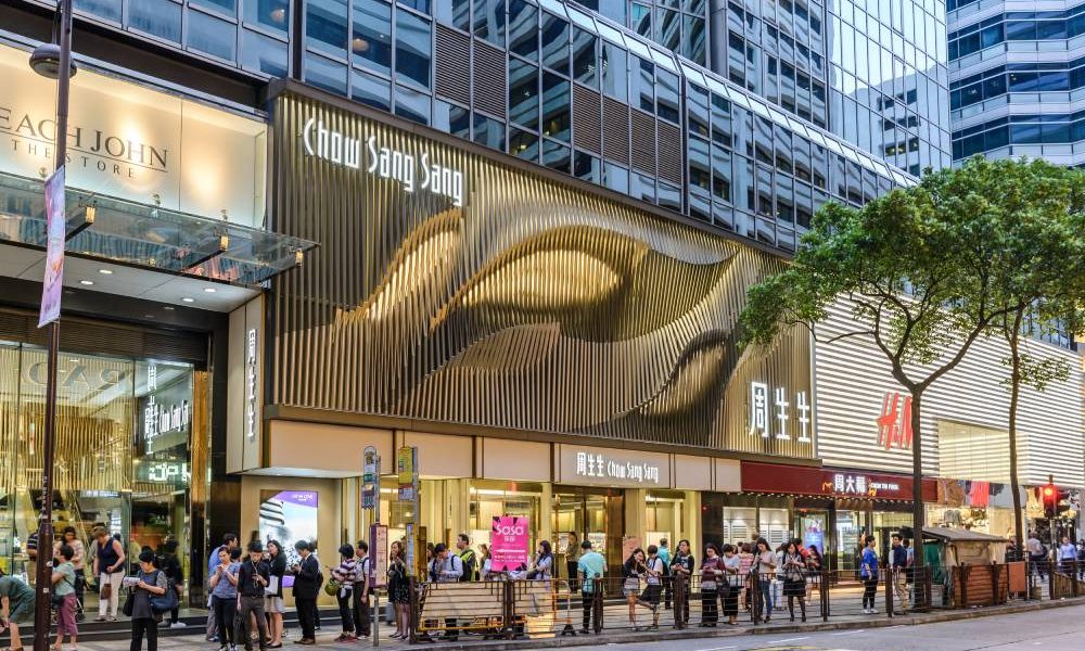 Chow Sang Sang has grown its store count by 61% since 2019. © TungCheung/Shutterstock