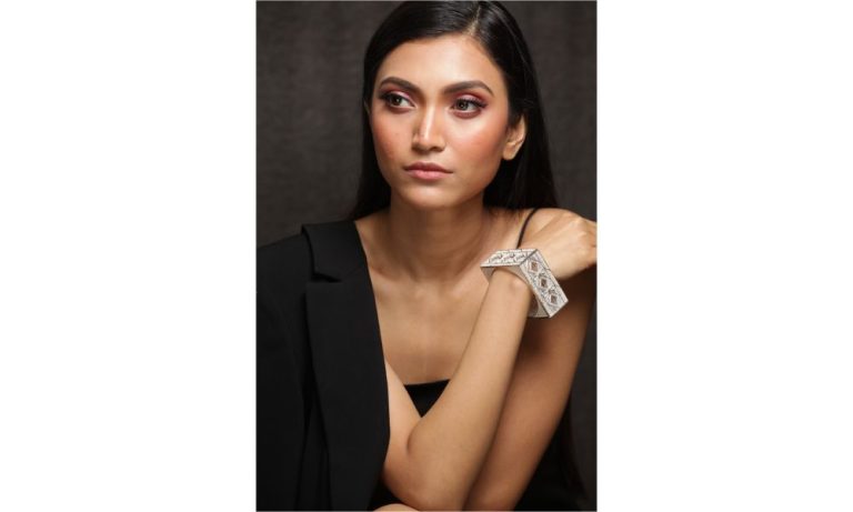 Tarkashi Bold Earcuff