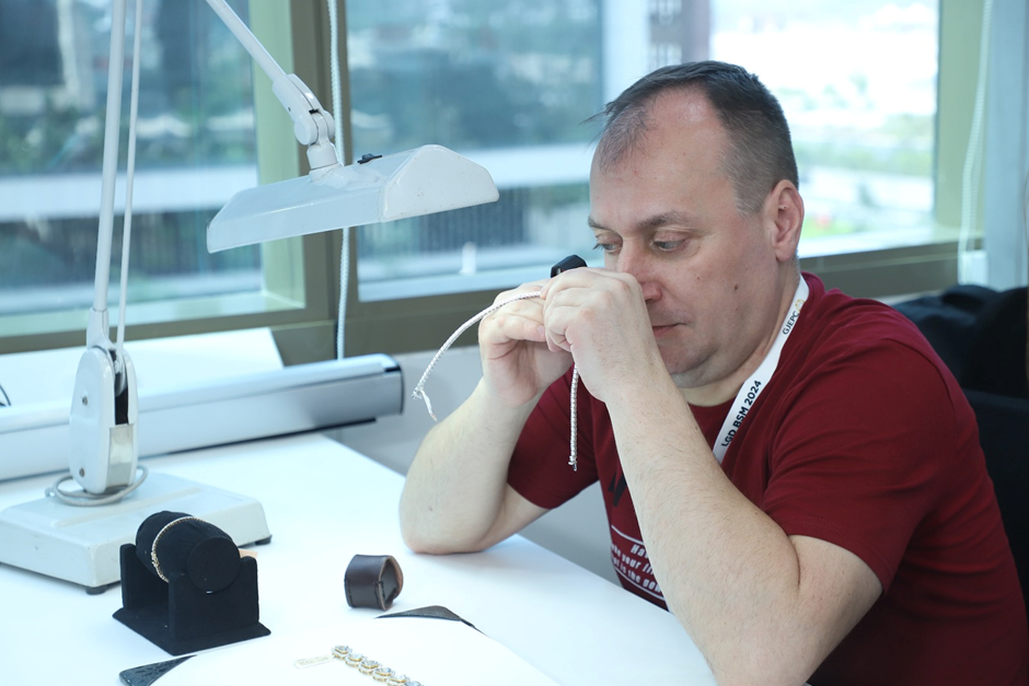 Diamond Jewellery Magazine by Solitaire International Magazine