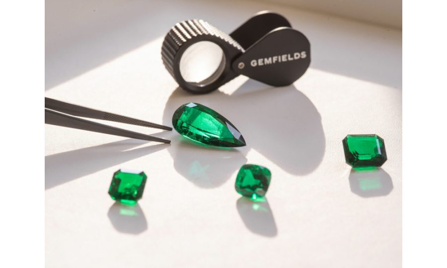 Diamond jewellery magazine