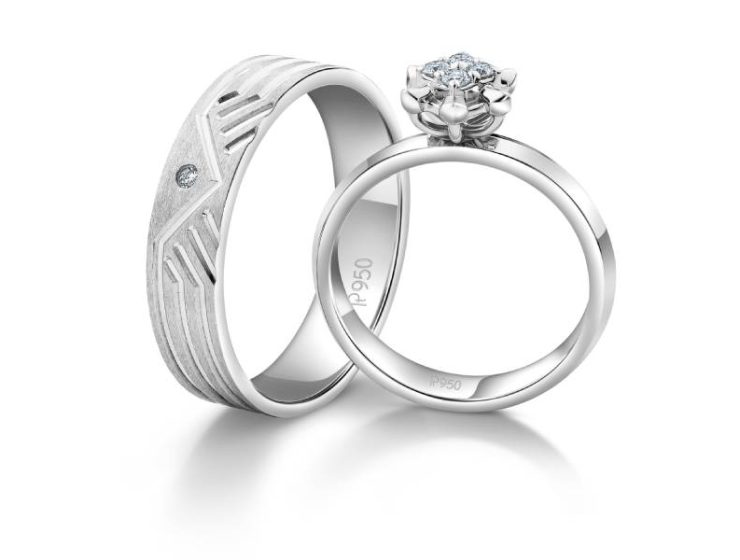 Diamond jewellery magazine