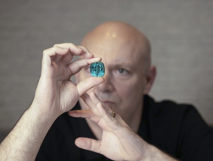 Diamond jewellery magazine