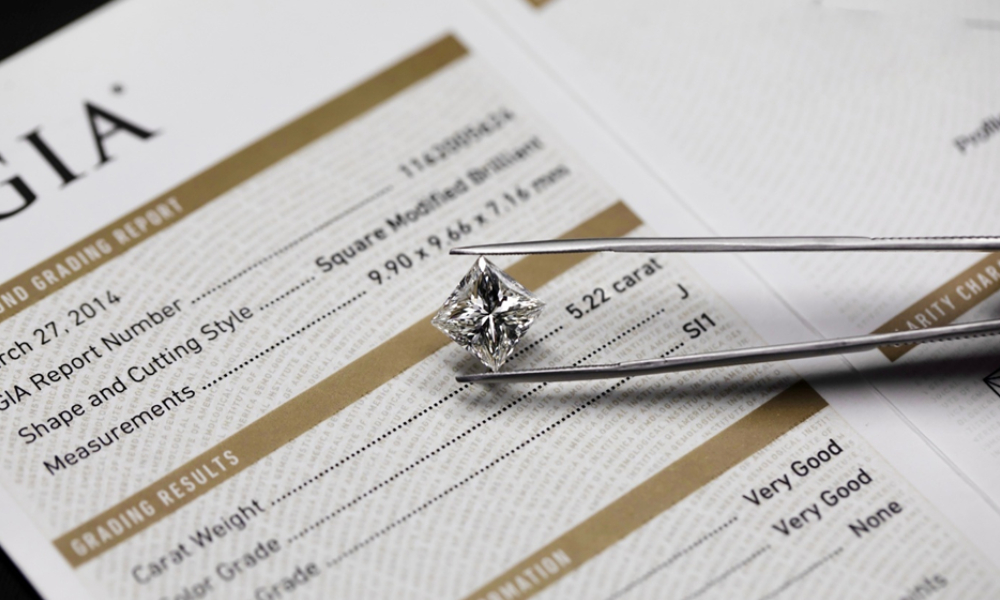 Diamond jewellery magazine